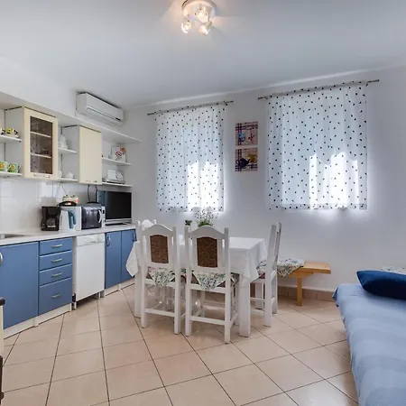 Holiday With Sea View For Five People *